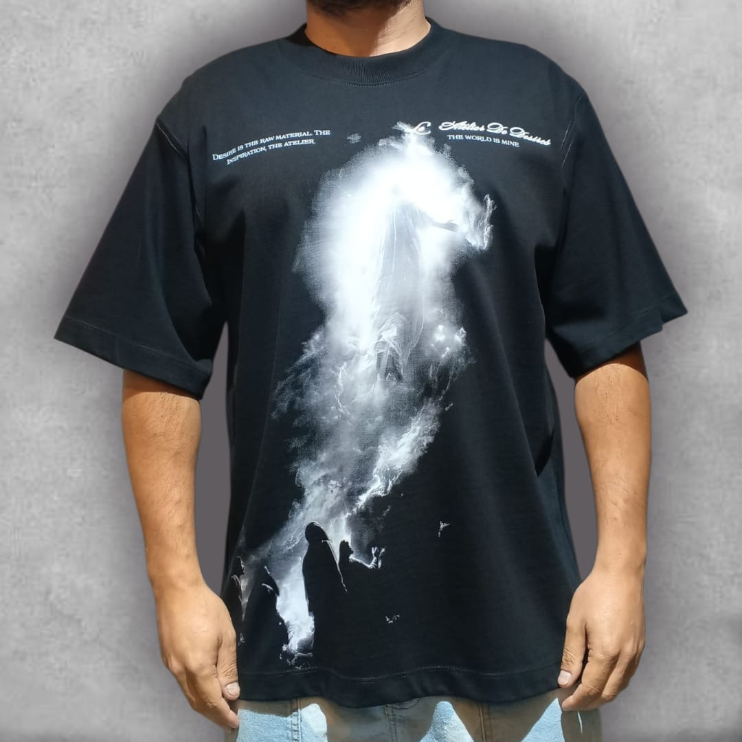 Sumérgete en lo sublime con la Camiseta Oversize Le Atelier – Ethereal Ascent Edition. Esta camiseta negra es una declaración artística que fusiona confort y misticismo. El gráfico central, con su efecto nebuloso y la figura que se alza, captura la esencia de lo inmaterial. El ajuste oversize la hace ideal para un look relajado, mientras que los mensajes de "Le Atelier De Désirs" añaden una capa de profundidad a tu estilo. Una pieza para quienes aprecian el arte en la moda.