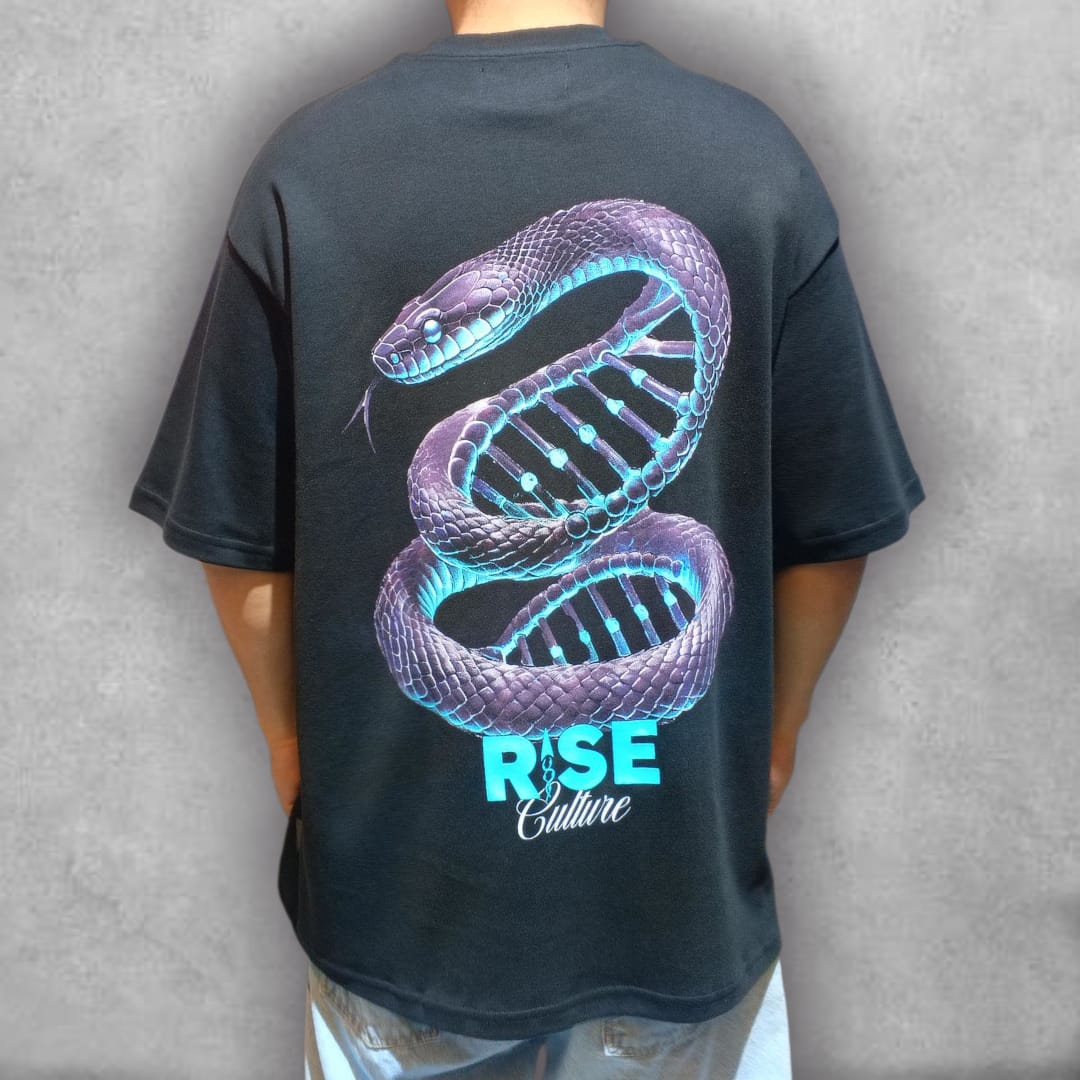 Acepta el cambio como parte de tu código con la Camiseta Oversize Rise – DNA Culture Edition. Esta prenda negra ofrece el confort supremo de su fit oversize, esencial para el streetwear. El audaz gráfico trasero, con la serpiente de ADN en colores eléctricos, es un potente recordatorio de que la "Rise Culture" es parte de tu genética de estilo. Úsala para destacar y mostrar una pieza con un diseño complejo y un significado profundo.