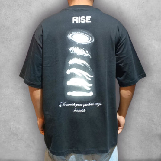 Lleva el universo en la espalda con la Camiseta Oversize Rise – Gravity Defier Edition. Perfecta para quienes buscan un estilo que hable de propósito, esta prenda combina el confort del fit oversize con un gráfico que simboliza la superación: la figura que se escapa de la gravedad. El texto motivacional te impulsa a la acción. Es la mezcla ideal de diseño cósmico y mensaje de vida para tu guardarropa urbano.