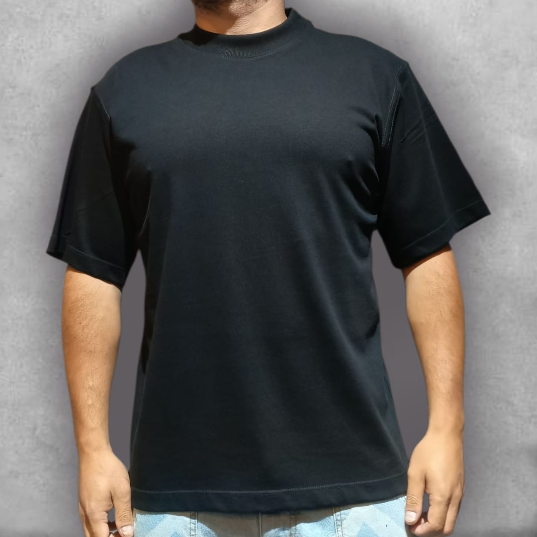 Esta es la Camiseta Oversize Le Atelier – Genesis Dream Edition, una pieza que celebra el origen de la inspiración. Con el ajuste oversize que prefieres, combina el confort del streetwear con un gráfico trasero digno de una galería. La imagen del niño recibiendo el don divino, junto con la tipografía fluida de "Le Atelier De Désirs", convierten esta camiseta negra en un lienzo de ambición y arte. Ideal para destacar con una prenda que comunica un mensaje poderoso y una estética sofisticada.