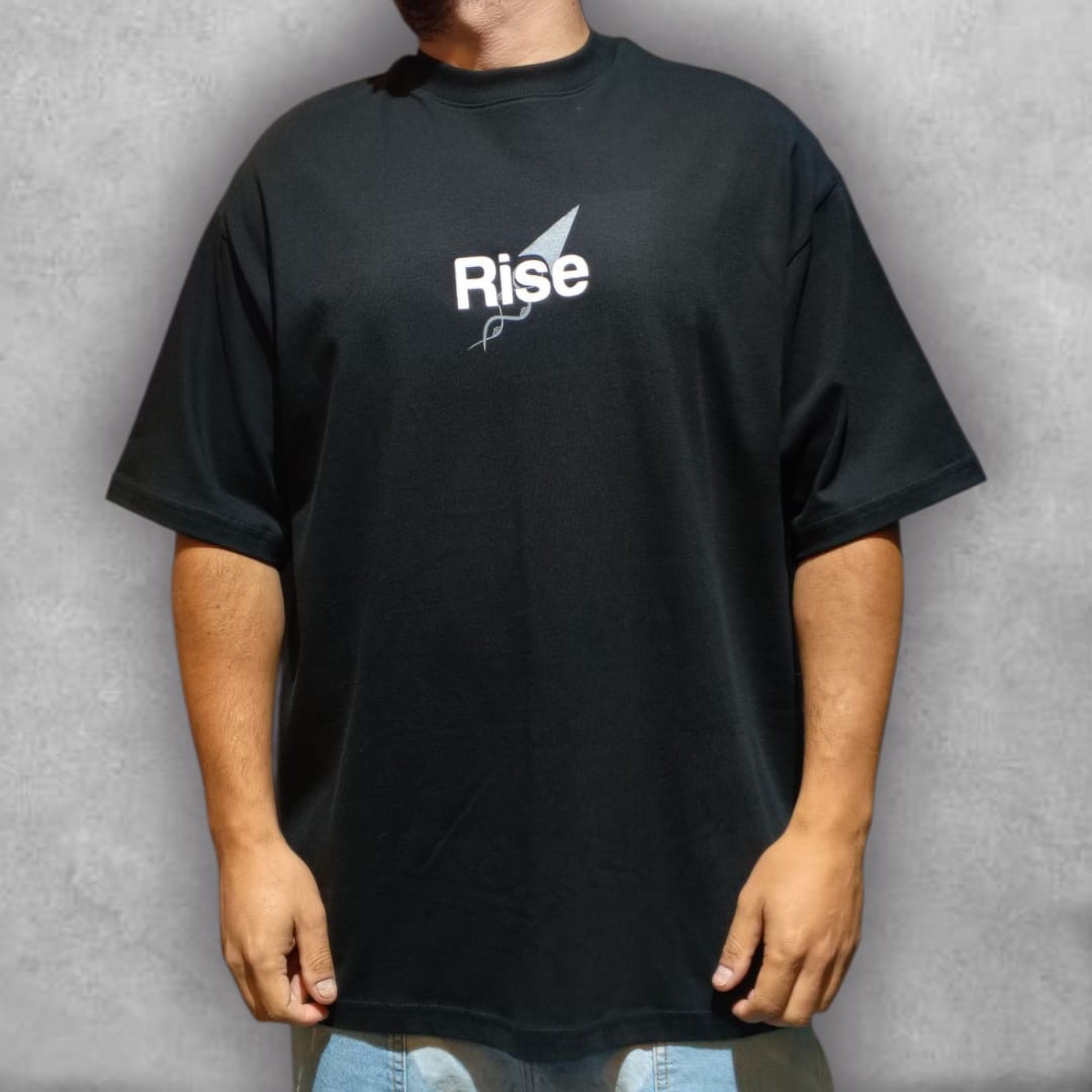 Descubre la fusión perfecta de diseño y confort con la Camiseta Oversize Rise – Ascent Edition. Su silueta relajada y su color negro atemporal la convierten en un básico versátil, mientras que el distintivo logo "Rise" en el pecho, con su efecto degradado azul-verde, añade un toque de energía y originalidad. Ideal para quienes buscan una prenda con carácter que se adapte a cualquier estilo urbano, esta camiseta te inspira a alcanzar nuevas alturas con su mensaje subliminal de constante crecimiento.