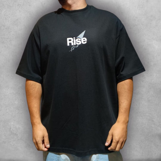 Descubre la fusión perfecta de diseño y confort con la Camiseta Oversize Rise – Ascent Edition. Su silueta relajada y su color negro atemporal la convierten en un básico versátil, mientras que el distintivo logo "Rise" en el pecho, con su efecto degradado azul-verde, añade un toque de energía y originalidad. Ideal para quienes buscan una prenda con carácter que se adapte a cualquier estilo urbano, esta camiseta te inspira a alcanzar nuevas alturas con su mensaje subliminal de constante crecimiento.