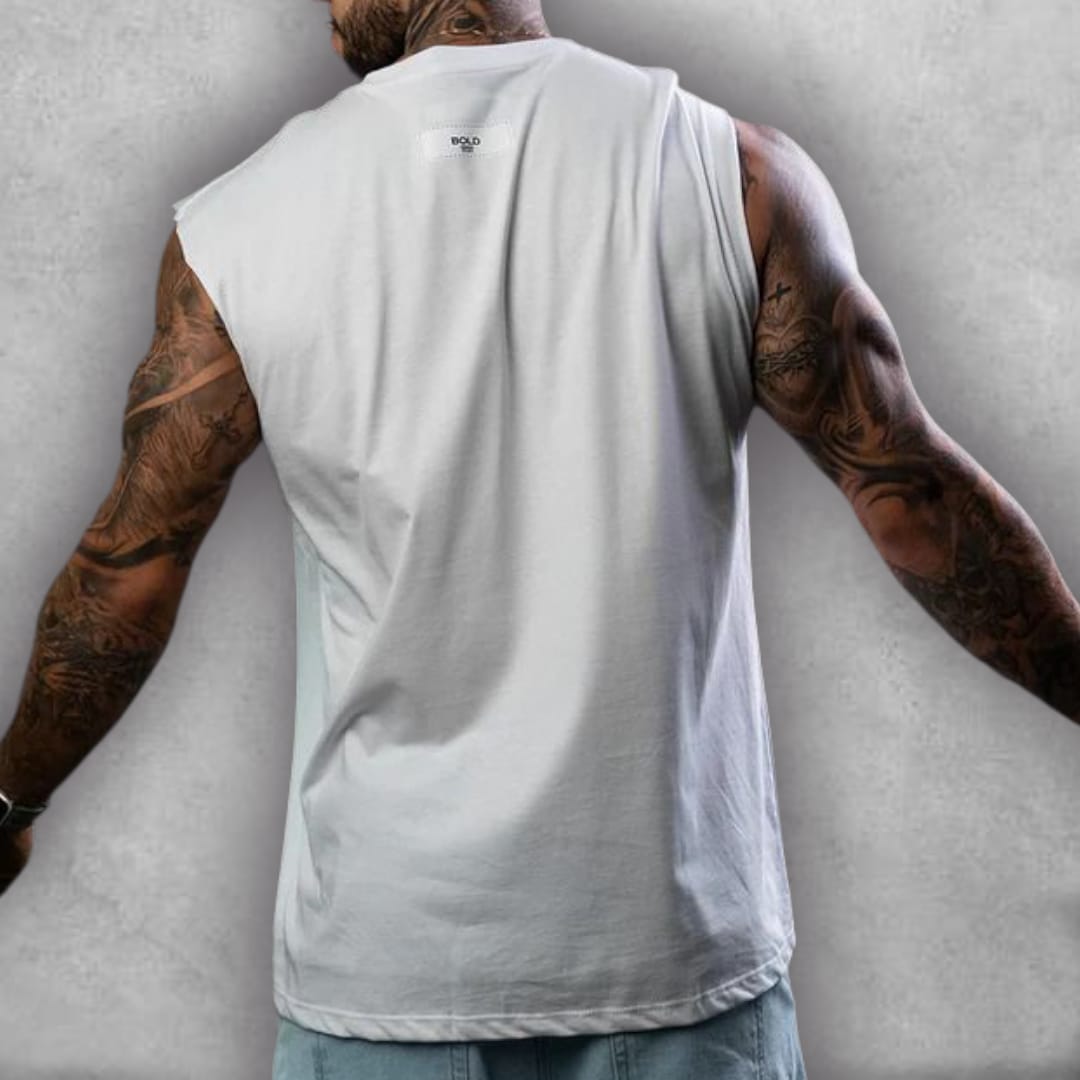 Lleva un ícono en el pecho con la Camisilla Oversize Stark – Enigma Edition. El fit oversize es ideal para climas cálidos o para un estilo relajado en el gimnasio, mientras que su diseño gráfico rinde homenaje a "La Gioconda" de Leonardo Da Vinci. Al centrarse en los detalles del retrato, la camisilla crea un efecto visual moderno y sofisticado. Es una pieza básica que se convierte en el centro de atención, ideal para amantes del arte que no sacrifican la comodidad.