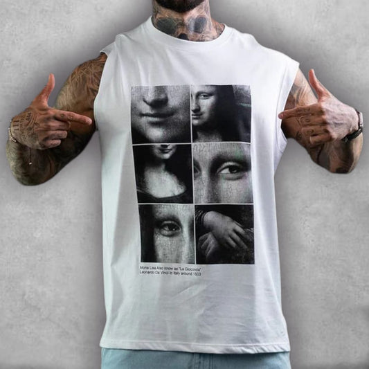 Lleva un ícono en el pecho con la Camisilla Oversize Stark – Enigma Edition. El fit oversize es ideal para climas cálidos o para un estilo relajado en el gimnasio, mientras que su diseño gráfico rinde homenaje a "La Gioconda" de Leonardo Da Vinci. Al centrarse en los detalles del retrato, la camisilla crea un efecto visual moderno y sofisticado. Es una pieza básica que se convierte en el centro de atención, ideal para amantes del arte que no sacrifican la comodidad.