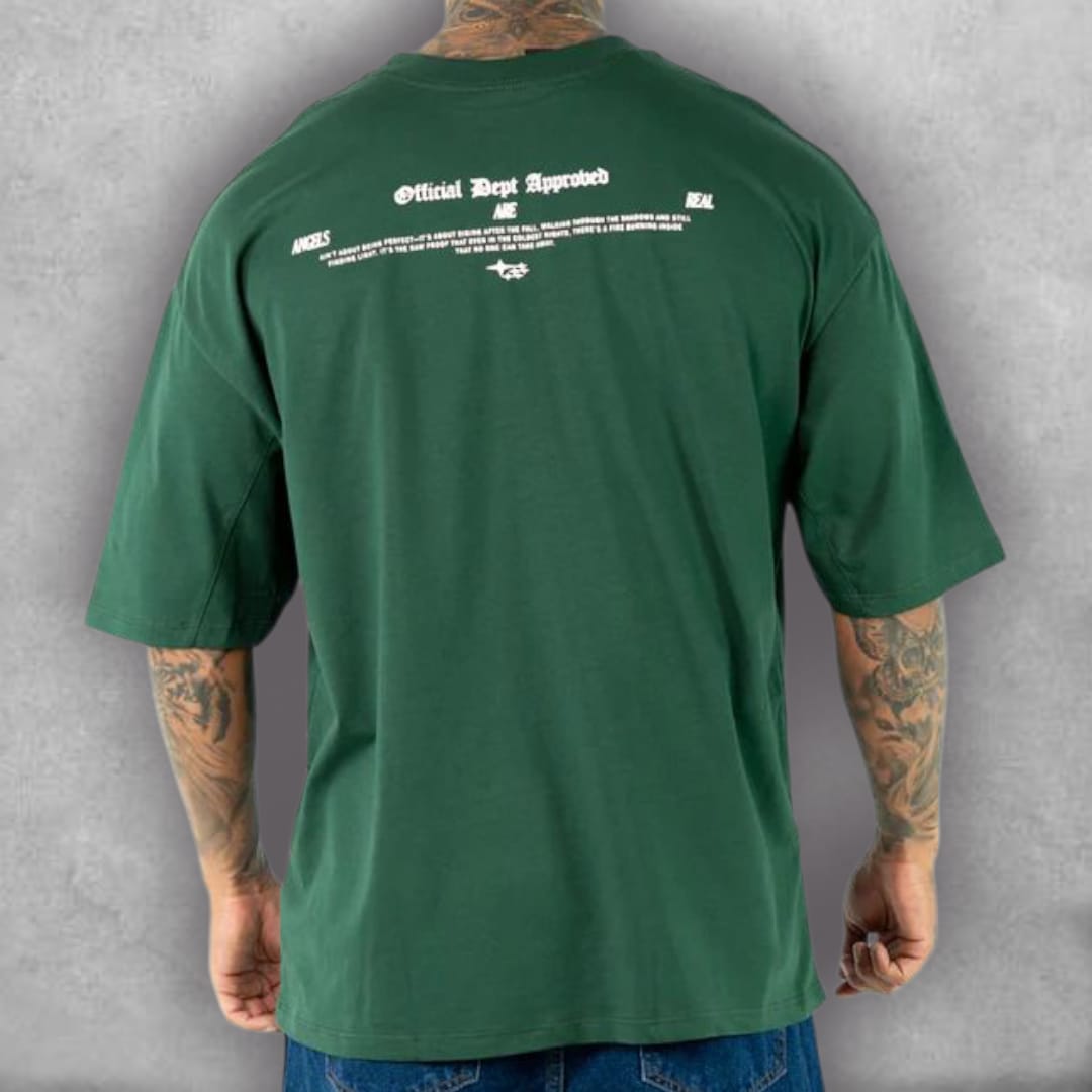 Esta es la Camiseta Oversize Stark – Redemptio Edition, una pieza que transforma el look básico. El fit oversize es ideal para un estilo urbano y relajado. El gráfico de la ascensión en la parte frontal, con la palabra "REDEMPTIO" en el centro, convierte esta camiseta verde en un lienzo de arte barroco adaptado al streetwear. Es la elección perfecta para quienes desean un diseño que comunique profundidad, emoción y un toque de misterio divino.