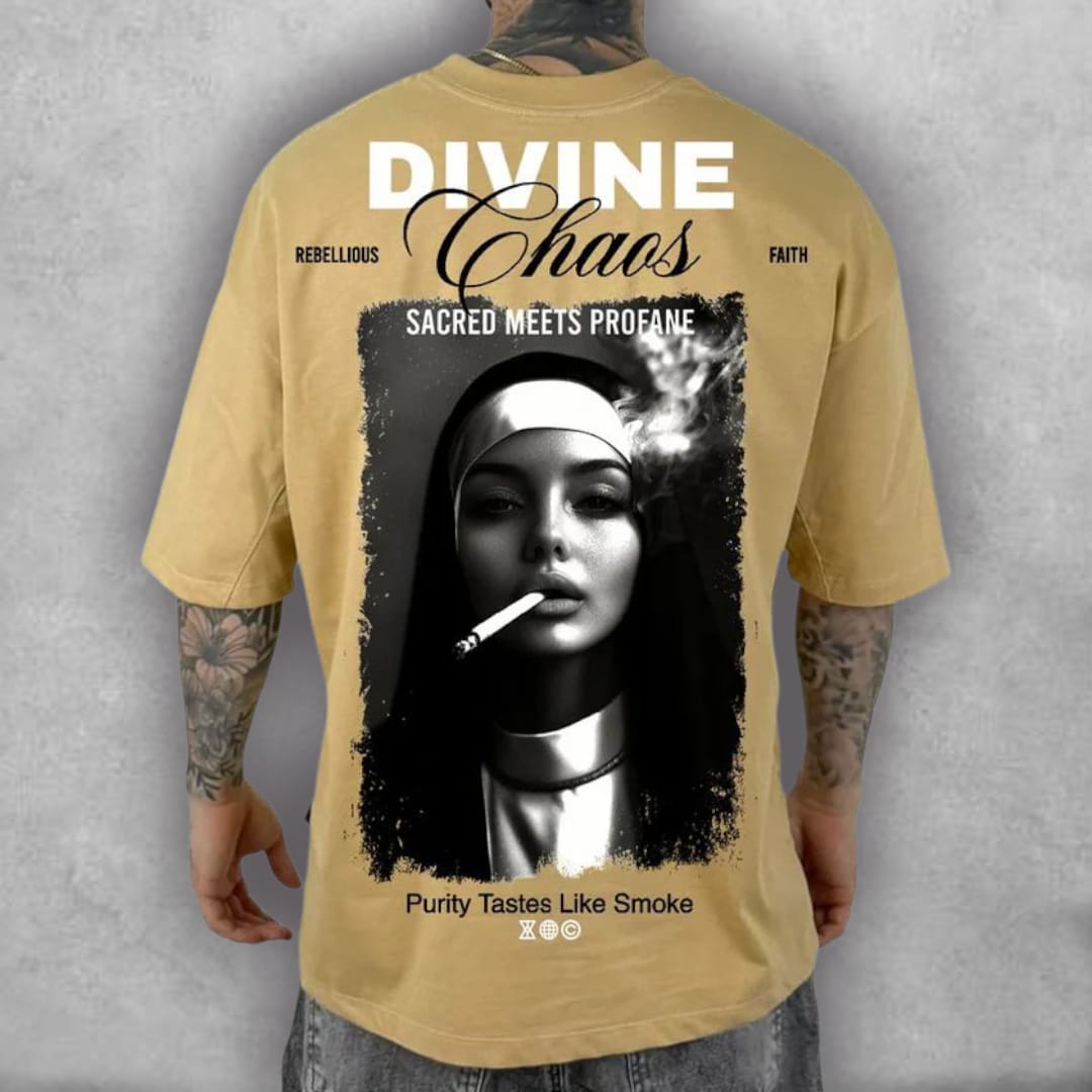 Esta es la Camiseta Oversize Stark – Divine Chaos Edition, una pieza que desafía las convenciones. El fit oversize es perfecto para un look moderno y desenfadado. El gráfico central, con su estética cinematográfica, es el punto focal de la prenda, creando una conversación sobre fe, rebelión y el placer prohibido. La combinación del color mostaza de la tela y el diseño oscuro la convierte en una pieza única para un armario que aprecia el arte transgresor y la comodidad.