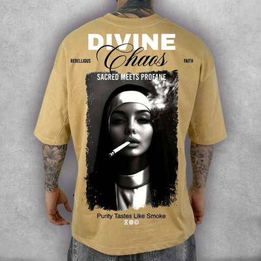 Esta es la Camiseta Oversize Stark – Divine Chaos Edition, una pieza que desafía las convenciones. El fit oversize es perfecto para un look moderno y desenfadado. El gráfico central, con su estética cinematográfica, es el punto focal de la prenda, creando una conversación sobre fe, rebelión y el placer prohibido. La combinación del color mostaza de la tela y el diseño oscuro la convierte en una pieza única para un armario que aprecia el arte transgresor y la comodidad.