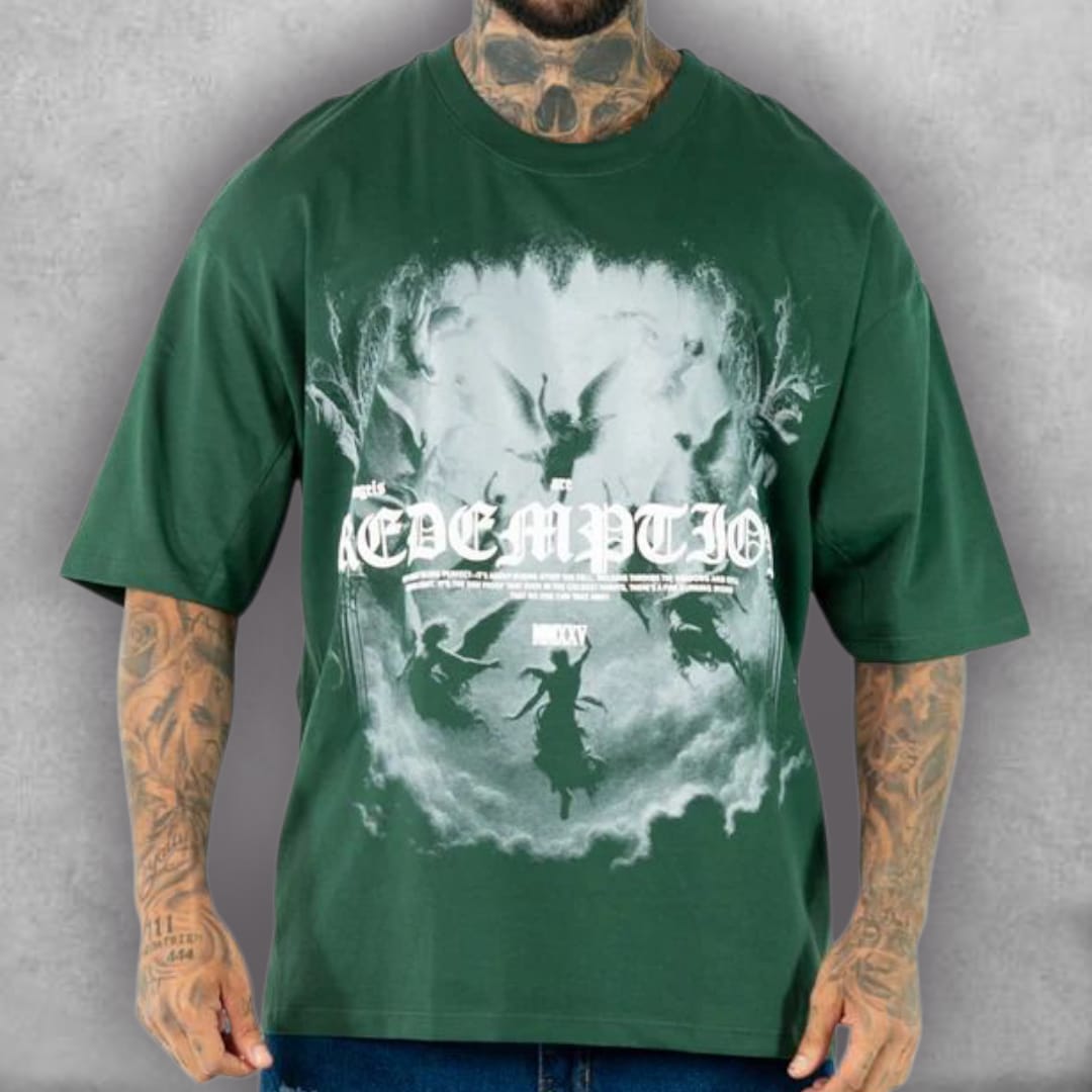 Esta es la Camiseta Oversize Stark – Redemptio Edition, una pieza que transforma el look básico. El fit oversize es ideal para un estilo urbano y relajado. El gráfico de la ascensión en la parte frontal, con la palabra "REDEMPTIO" en el centro, convierte esta camiseta verde en un lienzo de arte barroco adaptado al streetwear. Es la elección perfecta para quienes desean un diseño que comunique profundidad, emoción y un toque de misterio divino.