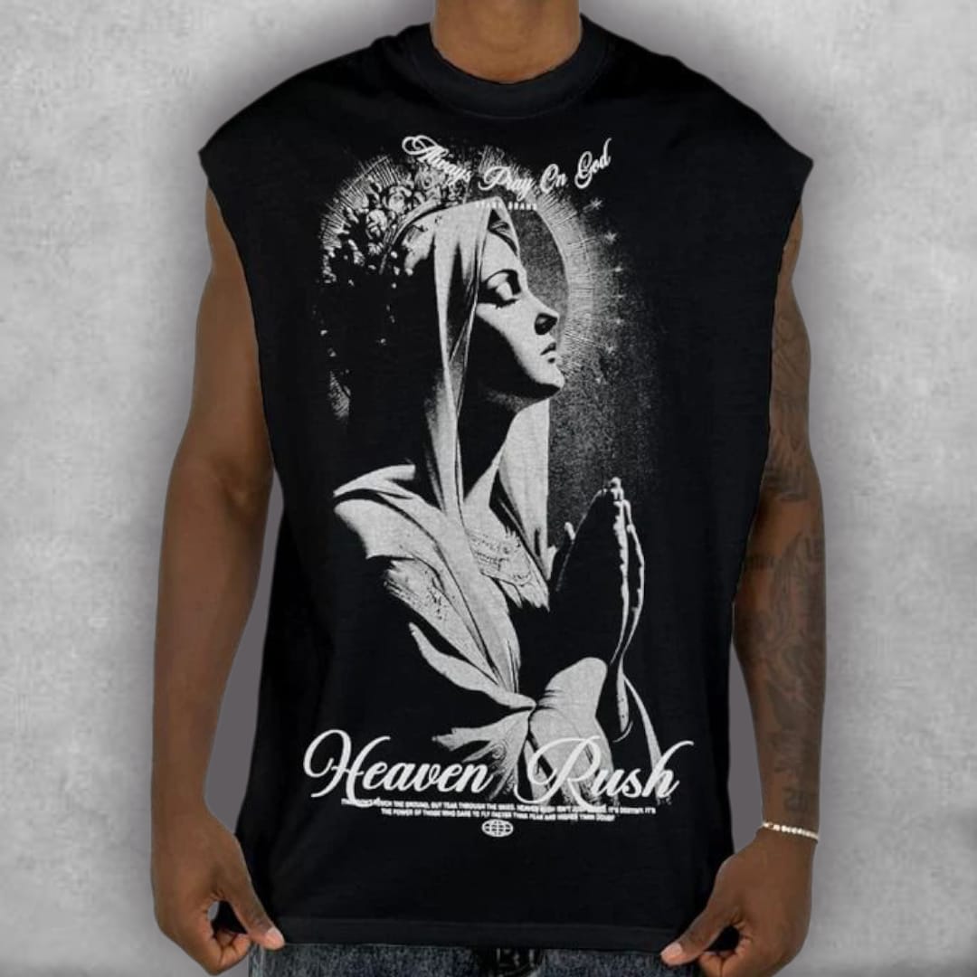 Esta es la Camisilla Oversize Stark – Heaven Rush Edition, una pieza que te invita a perseguir lo extraordinario. El ajuste oversize ofrece la máxima comodidad y ventilación, perfecto para el clima cálido o el gimnasio. El gráfico de la figura clásica en éxtasis, acompañado por el nombre "Heaven Rush", transforma esta camisilla en una declaración audaz sobre la ambición y la espiritualidad. Es la opción ideal para un look urbano que comunica estilo y profundidad.