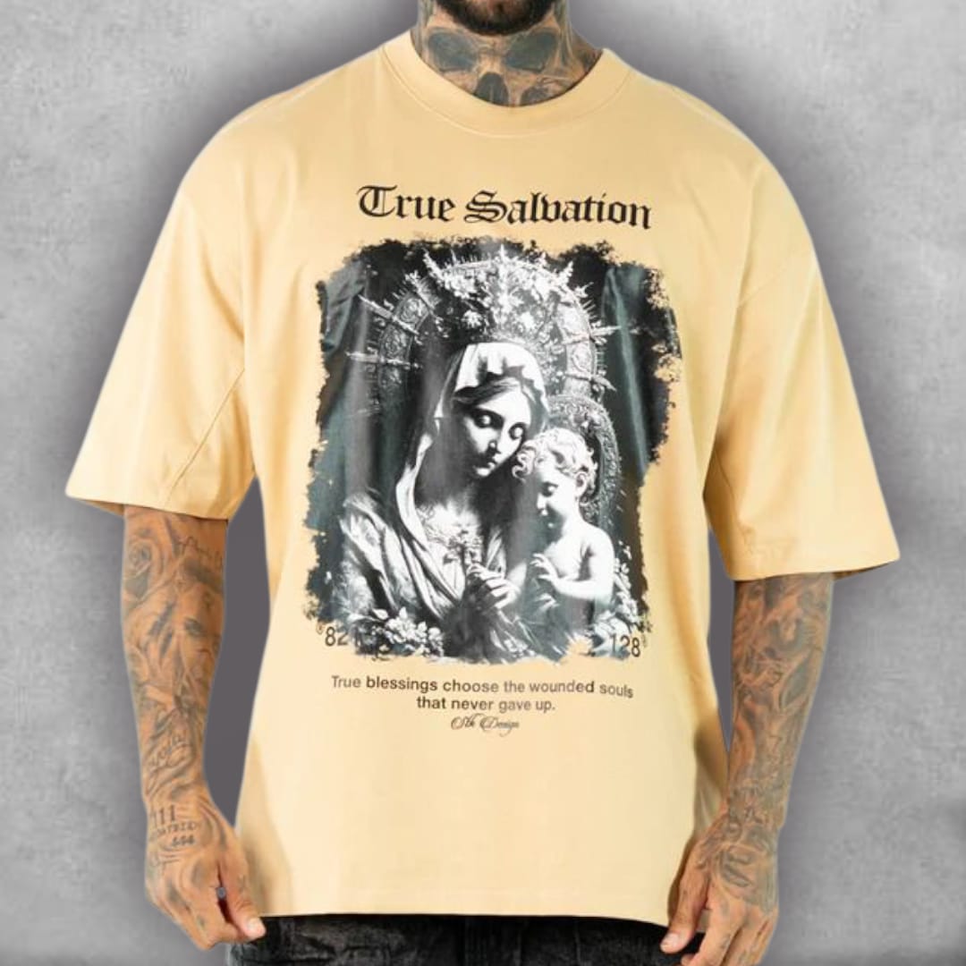 Esta es la Camiseta Oversize Stark – True Salvation Edition, una pieza con un mensaje de esperanza y resistencia. Su fit oversize la hace excepcionalmente cómoda y versátil. El diseño central, con su iconografía religiosa atemporal, se fusiona con el color beige moderno de la tela, creando un look distintivo y profundo. Es la camiseta ideal para un estilo streetwear con alma, que celebra la perseverancia de las almas fuertes.