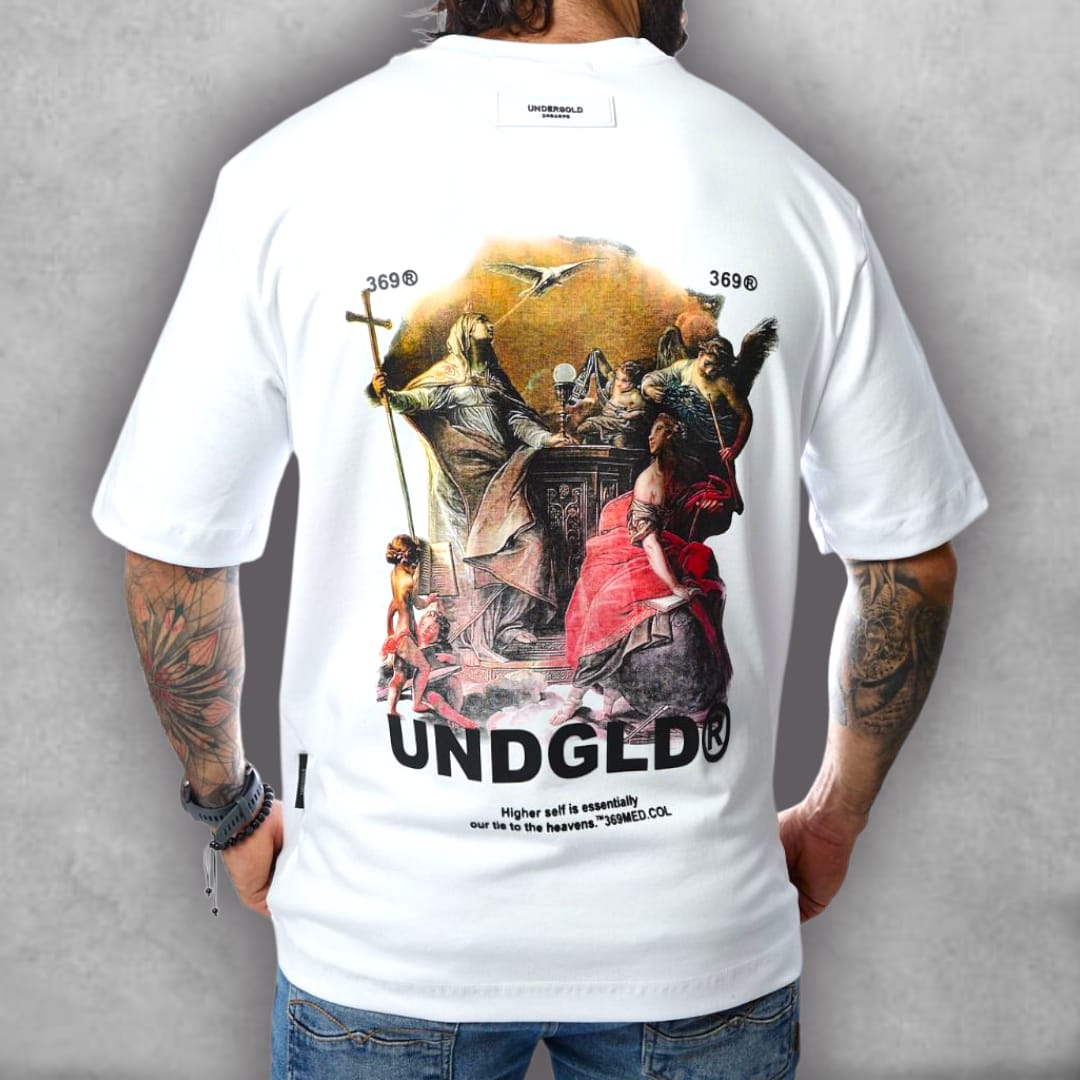 Esta es la Camiseta Semioversize Undergold – Higher Self Edition, una obra de arte para vestir. El fit semioversize te ofrece un look moderno y relajado. El diseño central, que evoca una pintura clásica con toques de color y elementos contemporáneos, convierte esta camiseta en un lienzo de ambición y fe. Es la opción perfecta para un guardarropa que valora el diseño detallado y el mensaje de elevación personal, distinguiéndose por su estética única.