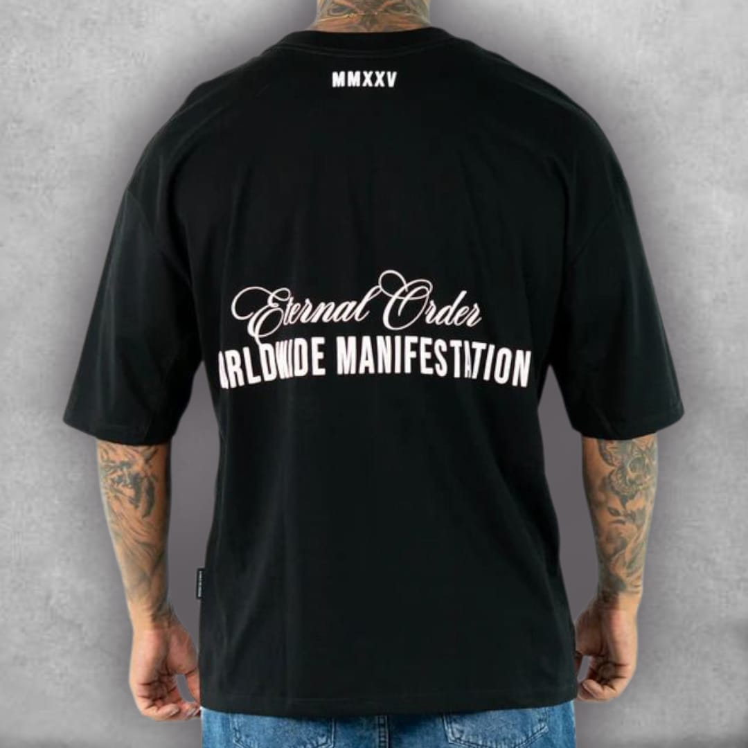 Esta es la Camiseta Oversize Stark – Eternal Order Edition, una pieza que celebra la visión inmortal. El fit oversize es perfecto para un look relajado. El gráfico central, con su estética de bajorrelieve clásico y la corona de laurel superior, transforma esta camiseta en una declaración de diseño artístico. El mensaje "Eternal Order" en la base resalta la atemporalidad del estilo, creando una prenda ideal para un guardarropa que valora la profundidad y la comodidad.