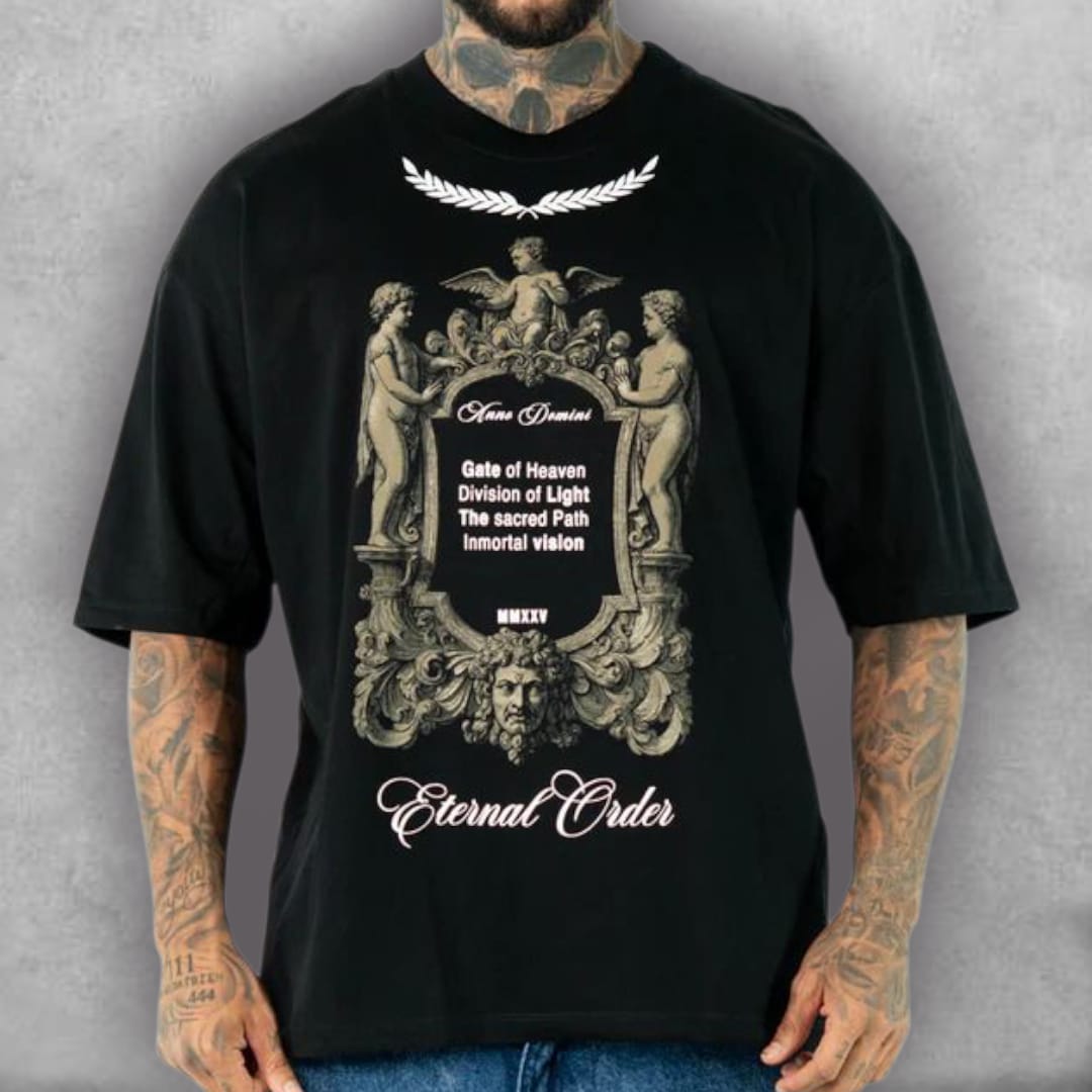 Esta es la Camiseta Oversize Stark – Eternal Order Edition, una pieza que celebra la visión inmortal. El fit oversize es perfecto para un look relajado. El gráfico central, con su estética de bajorrelieve clásico y la corona de laurel superior, transforma esta camiseta en una declaración de diseño artístico. El mensaje "Eternal Order" en la base resalta la atemporalidad del estilo, creando una prenda ideal para un guardarropa que valora la profundidad y la comodidad.