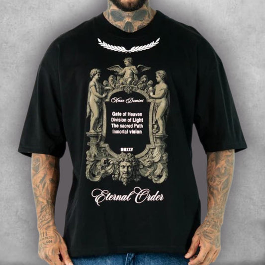 Esta es la Camiseta Oversize Stark – Eternal Order Edition, una pieza que celebra la visión inmortal. El fit oversize es perfecto para un look relajado. El gráfico central, con su estética de bajorrelieve clásico y la corona de laurel superior, transforma esta camiseta en una declaración de diseño artístico. El mensaje "Eternal Order" en la base resalta la atemporalidad del estilo, creando una prenda ideal para un guardarropa que valora la profundidad y la comodidad.