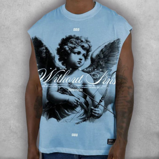 Esta es la Camisilla Oversize Stark – Without Sins Edition, una prenda que te hará pecar de estilo. Su fit oversize y la ausencia de mangas la hacen perfecta para un look veraniego o deportivo. El gráfico central del cupido alado, en contraste con el color azul pálido, es una declaración artística. Es la camisilla ideal para quienes saben que el verdadero arte está en la contradicción: lucir celestial mientras conquistas la calle.