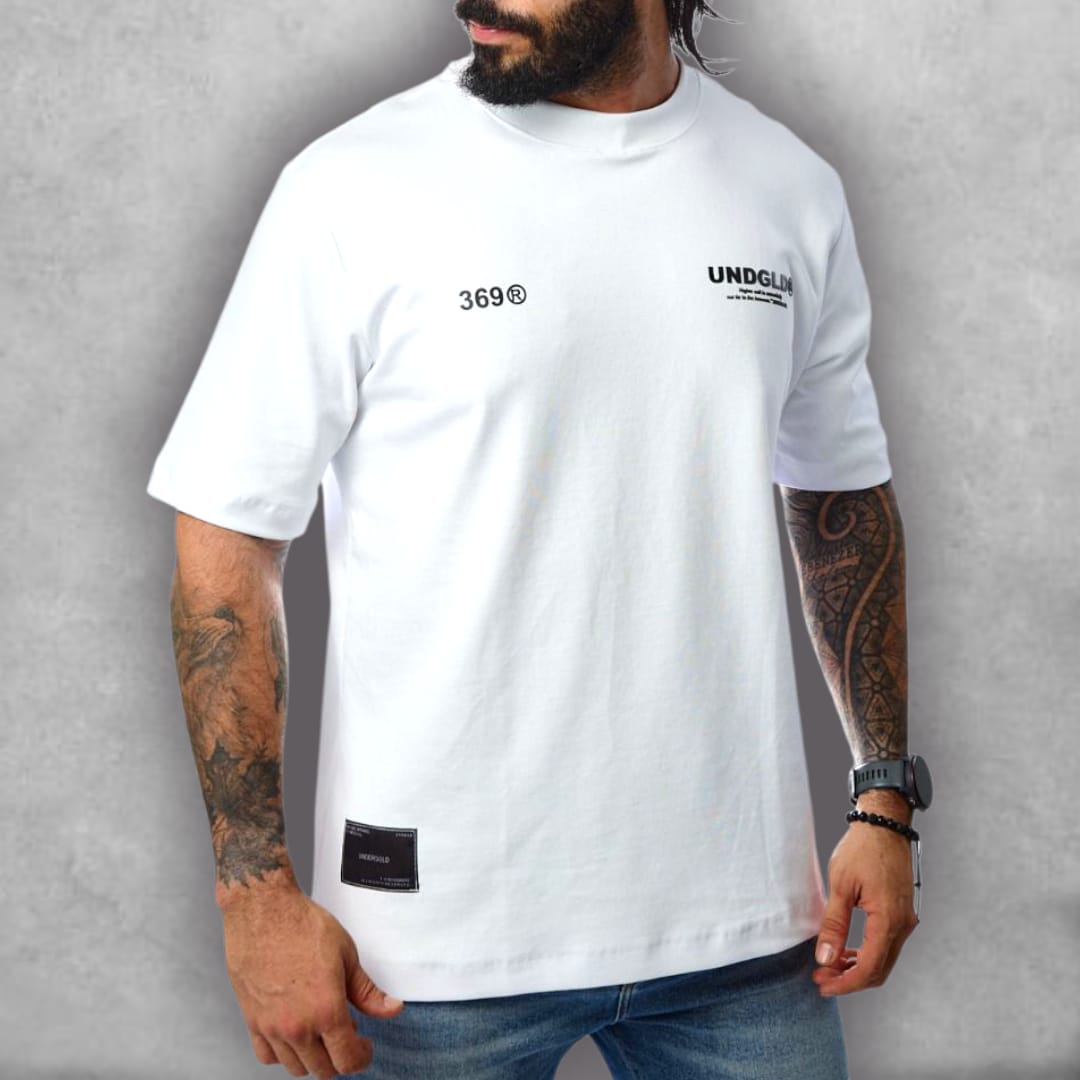 Esta es la Camiseta Semioversize Undergold – Higher Self Edition, una obra de arte para vestir. El fit semioversize te ofrece un look moderno y relajado. El diseño central, que evoca una pintura clásica con toques de color y elementos contemporáneos, convierte esta camiseta en un lienzo de ambición y fe. Es la opción perfecta para un guardarropa que valora el diseño detallado y el mensaje de elevación personal, distinguiéndose por su estética única.