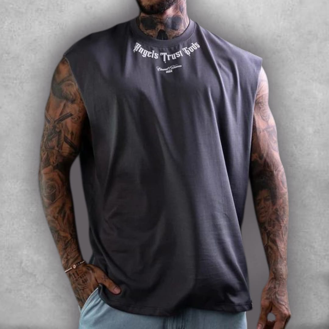 Siente la inspiración celestial con la Camisilla Oversize Stark – Archangel Edition. El tejido en gris oscuro proporciona el lienzo perfecto para el diseño gótico y detallado del arcángel. El ajuste oversize y la ausencia de mangas ofrecen ventilación superior y total libertad de movimiento, ideal para dominar la calle o el gimnasio. Es una pieza de colección que fusiona el arte clásico con la actitud moderna de la moda urbana.