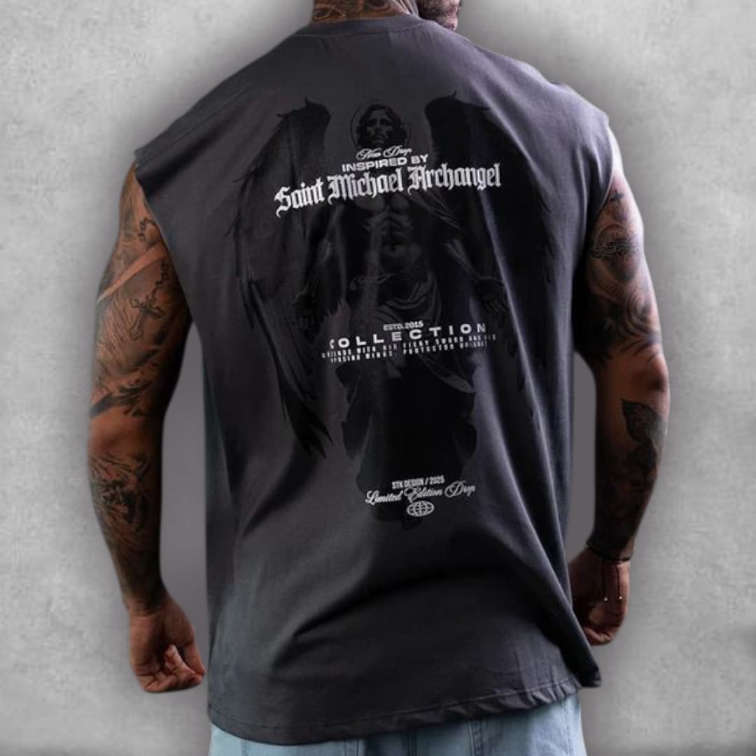 Siente la inspiración celestial con la Camisilla Oversize Stark – Archangel Edition. El tejido en gris oscuro proporciona el lienzo perfecto para el diseño gótico y detallado del arcángel. El ajuste oversize y la ausencia de mangas ofrecen ventilación superior y total libertad de movimiento, ideal para dominar la calle o el gimnasio. Es una pieza de colección que fusiona el arte clásico con la actitud moderna de la moda urbana.