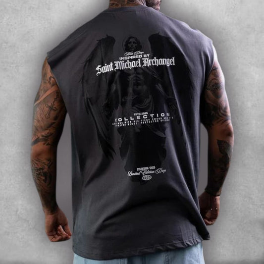 Siente la inspiración celestial con la Camisilla Oversize Stark – Archangel Edition. El tejido en gris oscuro proporciona el lienzo perfecto para el diseño gótico y detallado del arcángel. El ajuste oversize y la ausencia de mangas ofrecen ventilación superior y total libertad de movimiento, ideal para dominar la calle o el gimnasio. Es una pieza de colección que fusiona el arte clásico con la actitud moderna de la moda urbana.