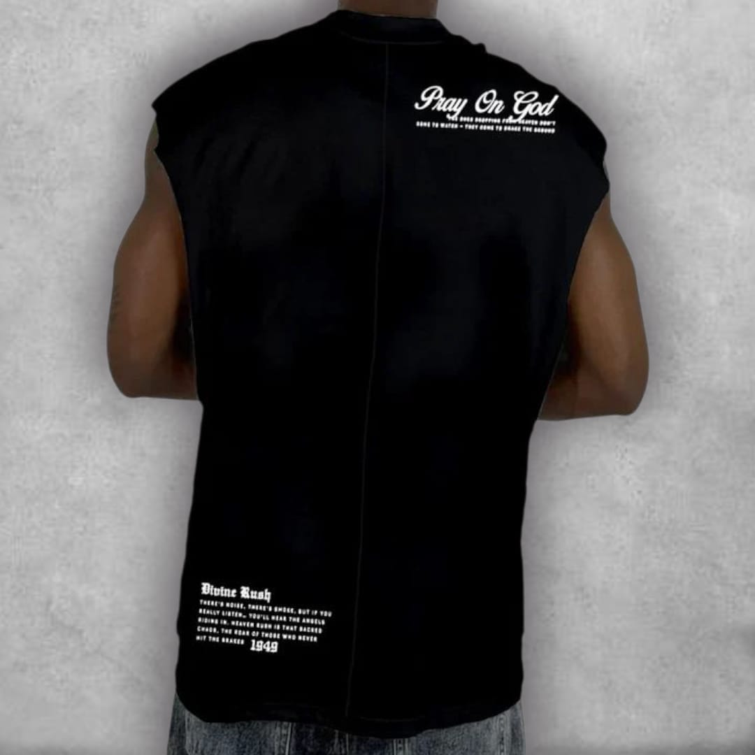 Esta es la Camisilla Oversize Stark – Heaven Rush Edition, una pieza que te invita a perseguir lo extraordinario. El ajuste oversize ofrece la máxima comodidad y ventilación, perfecto para el clima cálido o el gimnasio. El gráfico de la figura clásica en éxtasis, acompañado por el nombre "Heaven Rush", transforma esta camisilla en una declaración audaz sobre la ambición y la espiritualidad. Es la opción ideal para un look urbano que comunica estilo y profundidad.