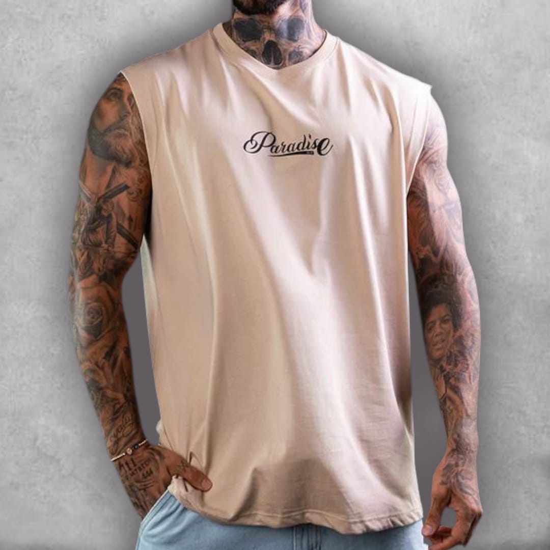 Consigue un estilo divino con la Camisilla Oversize Stark – Fallen Paradise Edition. Su fit oversize y el color beige (arena) la convierten en una pieza versátil y moderna. El gráfico de alas negras es un símbolo potente de dualidad, perfecto para quienes tienen un estilo de vida que es un poco ángel y un poco rebelde. La camisilla es excelente para un look relajado que comunica profundidad y diseño sin esfuerzo.