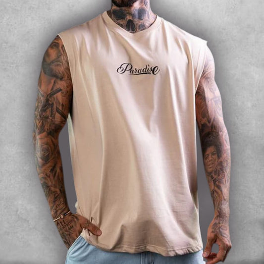 Consigue un estilo divino con la Camisilla Oversize Stark – Fallen Paradise Edition. Su fit oversize y el color beige (arena) la convierten en una pieza versátil y moderna. El gráfico de alas negras es un símbolo potente de dualidad, perfecto para quienes tienen un estilo de vida que es un poco ángel y un poco rebelde. La camisilla es excelente para un look relajado que comunica profundidad y diseño sin esfuerzo.