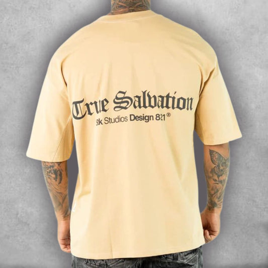 Esta es la Camiseta Oversize Stark – True Salvation Edition, una pieza con un mensaje de esperanza y resistencia. Su fit oversize la hace excepcionalmente cómoda y versátil. El diseño central, con su iconografía religiosa atemporal, se fusiona con el color beige moderno de la tela, creando un look distintivo y profundo. Es la camiseta ideal para un estilo streetwear con alma, que celebra la perseverancia de las almas fuertes.