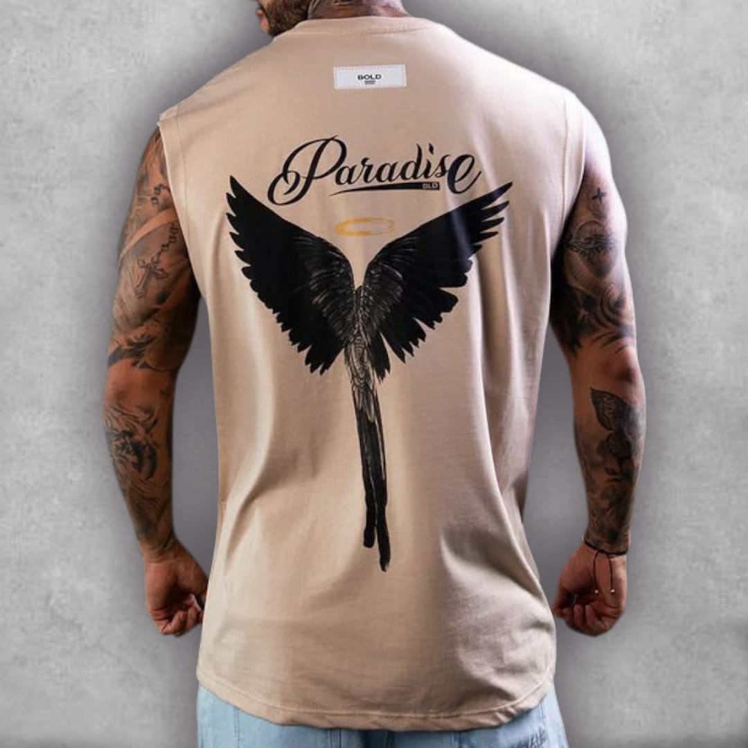 Consigue un estilo divino con la Camisilla Oversize Stark – Fallen Paradise Edition. Su fit oversize y el color beige (arena) la convierten en una pieza versátil y moderna. El gráfico de alas negras es un símbolo potente de dualidad, perfecto para quienes tienen un estilo de vida que es un poco ángel y un poco rebelde. La camisilla es excelente para un look relajado que comunica profundidad y diseño sin esfuerzo.