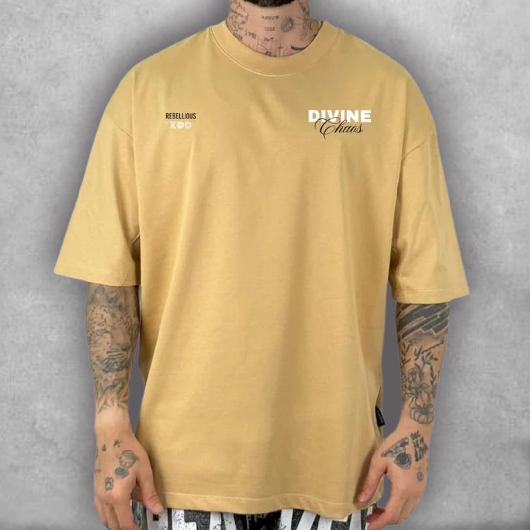 Esta es la Camiseta Oversize Stark – Divine Chaos Edition, una pieza que desafía las convenciones. El fit oversize es perfecto para un look moderno y desenfadado. El gráfico central, con su estética cinematográfica, es el punto focal de la prenda, creando una conversación sobre fe, rebelión y el placer prohibido. La combinación del color mostaza de la tela y el diseño oscuro la convierte en una pieza única para un armario que aprecia el arte transgresor y la comodidad.