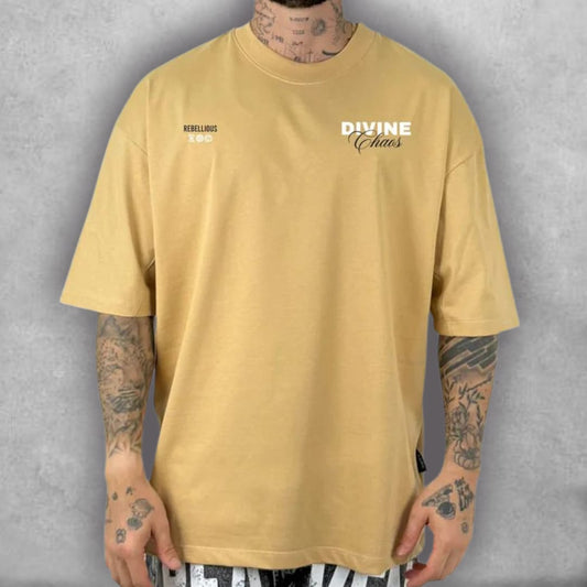Esta es la Camiseta Oversize Stark – Divine Chaos Edition, una pieza que desafía las convenciones. El fit oversize es perfecto para un look moderno y desenfadado. El gráfico central, con su estética cinematográfica, es el punto focal de la prenda, creando una conversación sobre fe, rebelión y el placer prohibido. La combinación del color mostaza de la tela y el diseño oscuro la convierte en una pieza única para un armario que aprecia el arte transgresor y la comodidad.