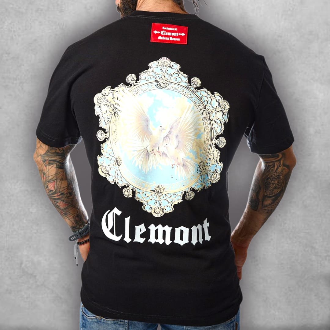 Esta es la Camiseta Semioversize Clemont – Royal Emblem Edition, una prenda que evoca la nobleza del diseño. El fit semioversize te da un look refinado y cómodo. El vibrante emblema en la espalda, con su motivo de palomas y su marco de inspiración heráldica, es un poderoso foco visual que contrasta bellamente con el negro de la tela. Es la camiseta ideal para un guardarropa que celebra el estilo con un diseño que tiene referencias de lujo y un acabado sofisticado.