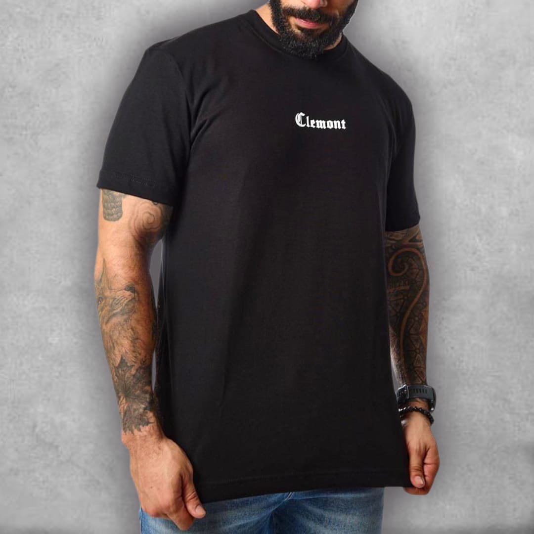 Esta es la Camiseta Semioversize Clemont – Royal Emblem Edition, una prenda que evoca la nobleza del diseño. El fit semioversize te da un look refinado y cómodo. El vibrante emblema en la espalda, con su motivo de palomas y su marco de inspiración heráldica, es un poderoso foco visual que contrasta bellamente con el negro de la tela. Es la camiseta ideal para un guardarropa que celebra el estilo con un diseño que tiene referencias de lujo y un acabado sofisticado.