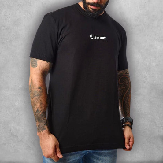 Esta es la Camiseta Semioversize Clemont – Royal Emblem Edition, una prenda que evoca la nobleza del diseño. El fit semioversize te da un look refinado y cómodo. El vibrante emblema en la espalda, con su motivo de palomas y su marco de inspiración heráldica, es un poderoso foco visual que contrasta bellamente con el negro de la tela. Es la camiseta ideal para un guardarropa que celebra el estilo con un diseño que tiene referencias de lujo y un acabado sofisticado.