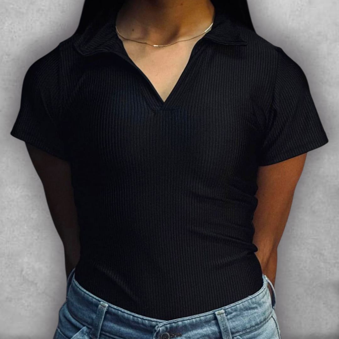 Añade un toque sofisticado a tus básicos con el Body Clamford – Ribbed Polo Edition. Su construcción acanalada en negro intenso ofrece una textura rica y un confort excepcional. El detalle del cuello tipo polo con escote en V le da un giro chic al diseño de manga corta. Esta pieza ajustada es esencial para lograr una silueta limpia bajo cualquier prenda inferior, asegurando que tu estilo se mantenga impecable en cualquier ocasión.