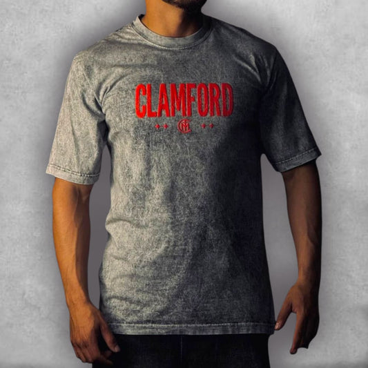 Esta es la Camiseta Semioversize Clamford – Angelic Grace Edition, una pieza que destaca por su tratamiento único de la tela. El fit semioversize es perfecto para un look moderno y desenfadado. El gráfico central del ángel, con la tipografía vibrante y el fondo texturizado de la tela, convierte esta camiseta en un lienzo de diseño audaz. Es la opción ideal para un guardarropa que valora el arte, la profundidad y la comodidad de un estilo vintage contemporáneo.