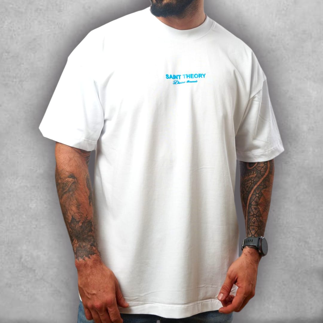 Esta es la Camiseta Semioversize Saint Theory – Silence Code Edition, una pieza que habla en voz baja pero con gran impacto. El fit semioversize te ofrece un look limpio y moderno. El gráfico central, con su estética de escultura clásica y el toque de color azul neón, convierte esta camiseta en una declaración de diseño sofisticado. Es la opción perfecta para un guardarropa que valora el arte, el misterio y la comodidad de un estilo único.