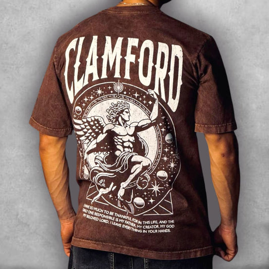 La Camiseta Semioversize Clamford – Mythic Warrior Edition es una pieza de arte épico. Sobre el color marrón oscuro con efecto acid wash, el impactante diseño trasero presenta un guerrero alado de estética clásica enmarcado en un círculo celestial de estrellas y símbolos. La palabra "CLAMFORD" en mayúsculas blancas domina la parte superior, mientras que un texto en la base habla de gratitud y encomendar todo a una fuerza superior. Su corte semioversize ofrece un equilibrio entre comodidad y una silueta estr