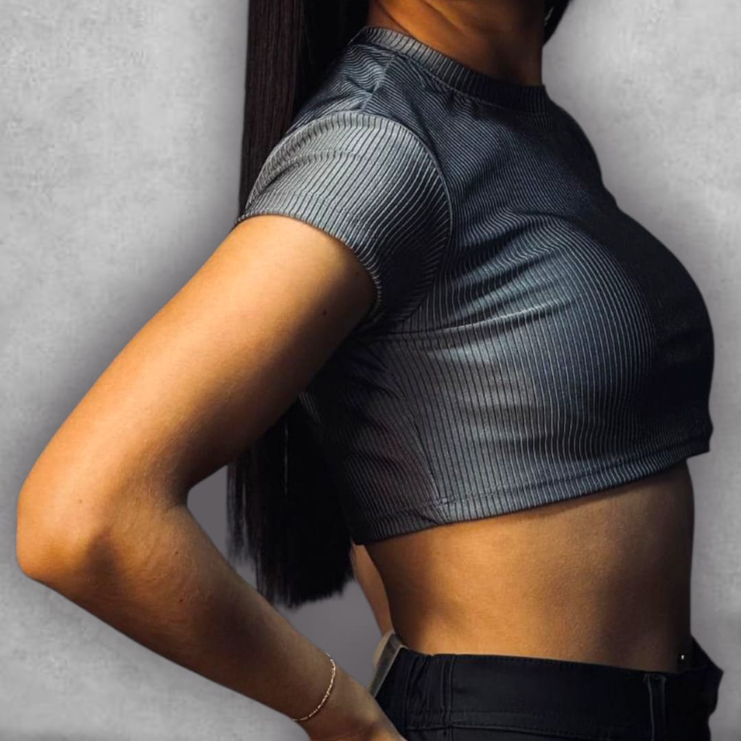 Consigue un look audaz y moderno con el Croptop Clamford – Steel Ribbed Edition. El tejido elástico acanalado no solo es cómodo, sino que su color gris metálico lo convierte en una pieza que atrae miradas. El diseño crop y la manga corta lo hacen perfecto para los días cálidos o para superposiciones, mientras que el cuello alto asegura un acabado pulido. Es la elección perfecta para quienes buscan un básico con una diferencia notable en textura y color.