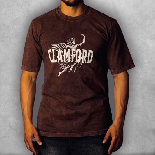 La Camiseta Semioversize Clamford – Mythic Warrior Edition es una pieza de arte épico. Sobre el color marrón oscuro con efecto acid wash, el impactante diseño trasero presenta un guerrero alado de estética clásica enmarcado en un círculo celestial de estrellas y símbolos. La palabra "CLAMFORD" en mayúsculas blancas domina la parte superior, mientras que un texto en la base habla de gratitud y encomendar todo a una fuerza superior. Su corte semioversize ofrece un equilibrio entre comodidad y una silueta estr