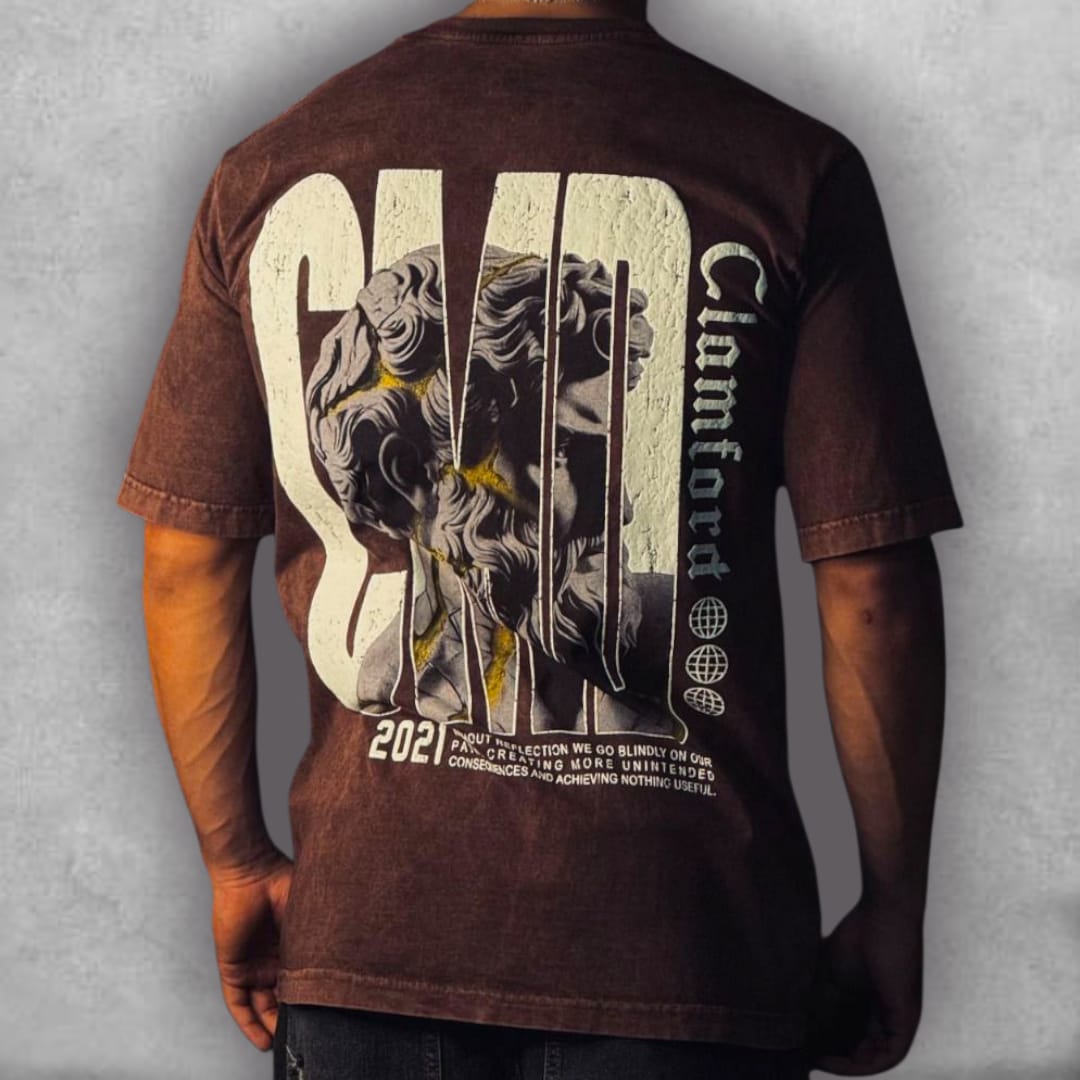 Esta es la Camiseta Semioversize Clamford – Broken Beauty Edition, una pieza que celebra la fuerza en la fragilidad. El fit semioversize es perfecto para un look moderno y desenfadado. El gráfico central del rostro clásico partido y la tipografía vertical y horizontal de la marca convierten esta camiseta en un lienzo de diseño contemporáneo y audaz. Es la opción ideal para un guardarropa que valora el arte que cuestiona y la comodidad de un estilo único.