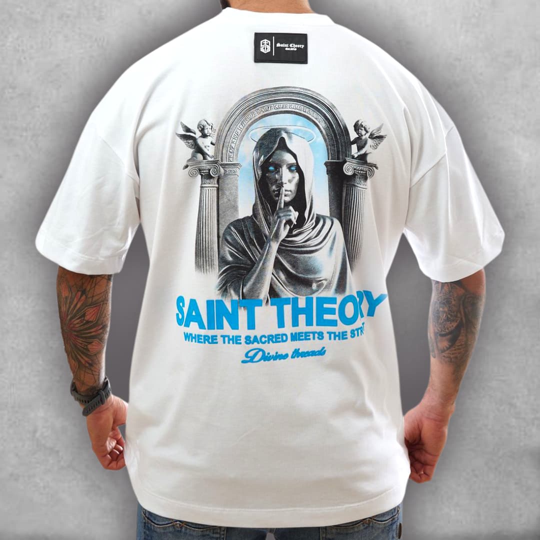 Esta es la Camiseta Semioversize Saint Theory – Silence Code Edition, una pieza que habla en voz baja pero con gran impacto. El fit semioversize te ofrece un look limpio y moderno. El gráfico central, con su estética de escultura clásica y el toque de color azul neón, convierte esta camiseta en una declaración de diseño sofisticado. Es la opción perfecta para un guardarropa que valora el arte, el misterio y la comodidad de un estilo único.