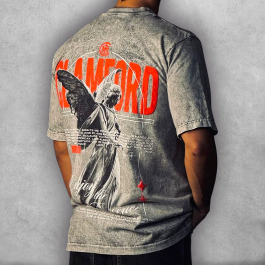 Esta es la Camiseta Semioversize Clamford – Angelic Grace Edition, una pieza que destaca por su tratamiento único de la tela. El fit semioversize es perfecto para un look moderno y desenfadado. El gráfico central del ángel, con la tipografía vibrante y el fondo texturizado de la tela, convierte esta camiseta en un lienzo de diseño audaz. Es la opción ideal para un guardarropa que valora el arte, la profundidad y la comodidad de un estilo vintage contemporáneo.