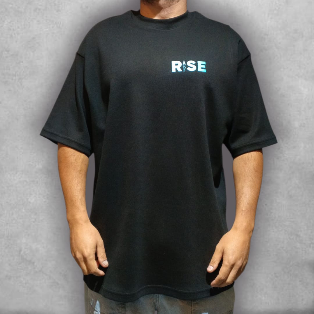 Acepta el cambio como parte de tu código con la Camiseta Oversize Rise – DNA Culture Edition. Esta prenda negra ofrece el confort supremo de su fit oversize, esencial para el streetwear. El audaz gráfico trasero, con la serpiente de ADN en colores eléctricos, es un potente recordatorio de que la "Rise Culture" es parte de tu genética de estilo. Úsala para destacar y mostrar una pieza con un diseño complejo y un significado profundo.