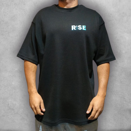 Acepta el cambio como parte de tu código con la Camiseta Oversize Rise – DNA Culture Edition. Esta prenda negra ofrece el confort supremo de su fit oversize, esencial para el streetwear. El audaz gráfico trasero, con la serpiente de ADN en colores eléctricos, es un potente recordatorio de que la "Rise Culture" es parte de tu genética de estilo. Úsala para destacar y mostrar una pieza con un diseño complejo y un significado profundo.