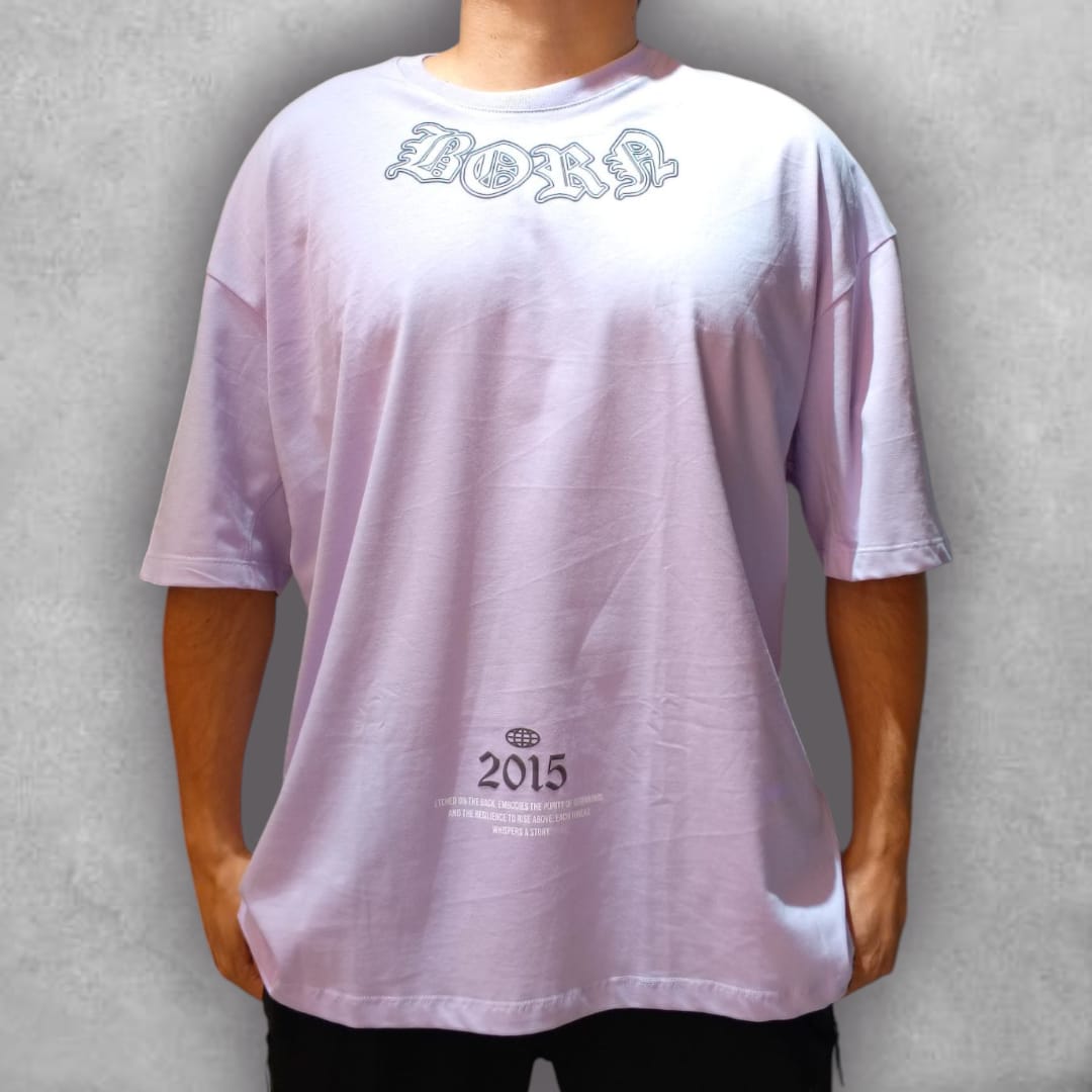 La Camiseta Oversize Stark Born Edition eleva lo esencial con un diseño gráfico lleno de simbolismo. Su mezcla entre lo sagrado y lo contemporáneo convierte esta prenda en un statement de estilo, ideal para quienes buscan diferenciarse con un look auténtico y cargado de personalidad.