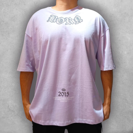 La Camiseta Oversize Stark Born Edition eleva lo esencial con un diseño gráfico lleno de simbolismo. Su mezcla entre lo sagrado y lo contemporáneo convierte esta prenda en un statement de estilo, ideal para quienes buscan diferenciarse con un look auténtico y cargado de personalidad.