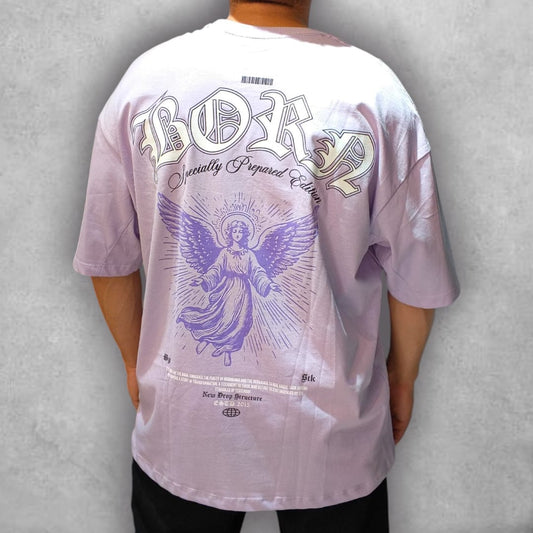 La Camiseta Oversize Stark Born Edition eleva lo esencial con un diseño gráfico lleno de simbolismo. Su mezcla entre lo sagrado y lo contemporáneo convierte esta prenda en un statement de estilo, ideal para quienes buscan diferenciarse con un look auténtico y cargado de personalidad.