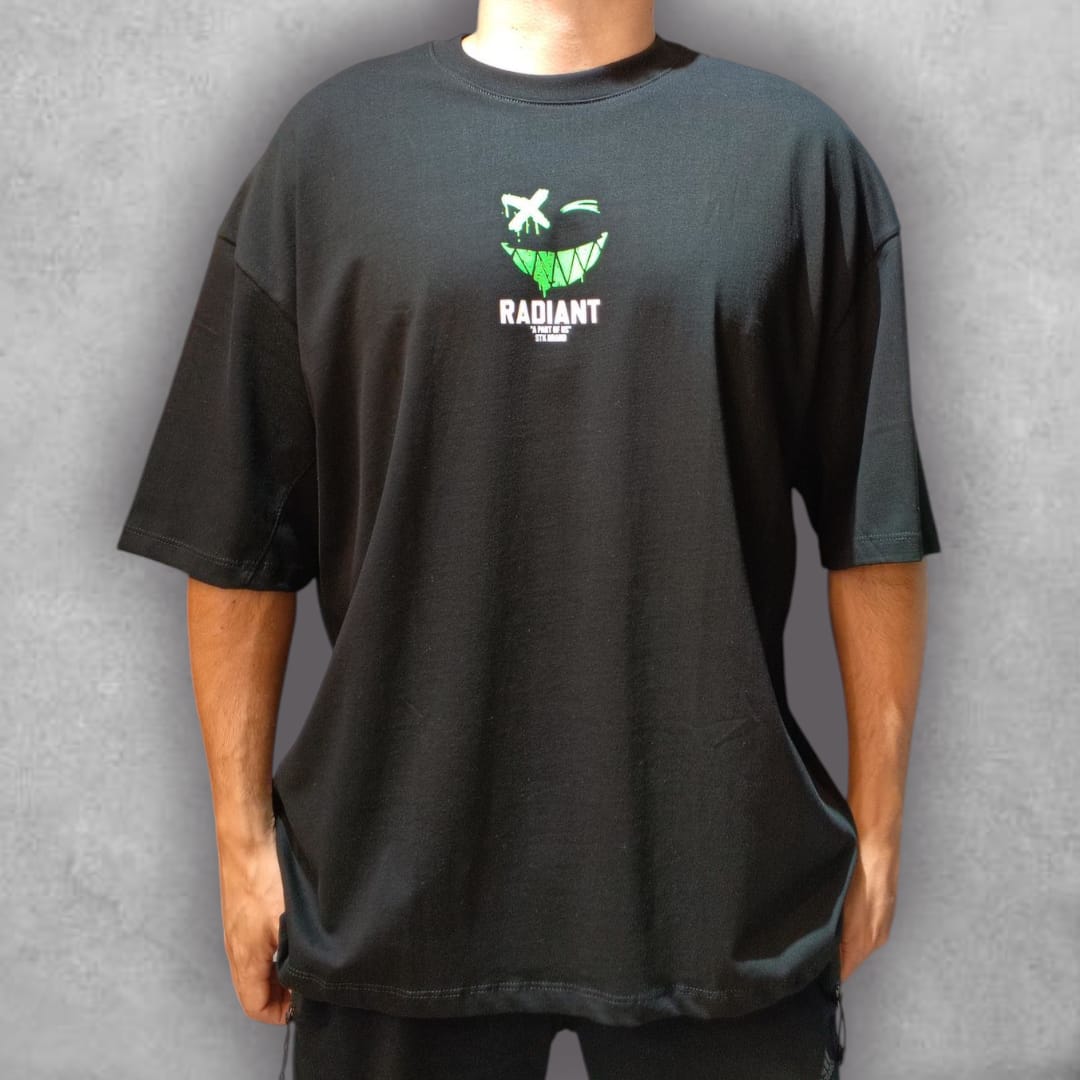 Con un arte urbano cargado de personalidad, la Camiseta Oversize Stark Radiant Smile se convierte en el centro de cualquier outfit. Su gráfica en la espalda aporta un toque vibrante y provocador, perfecta para destacar en la calle y reflejar autenticidad en cada look.