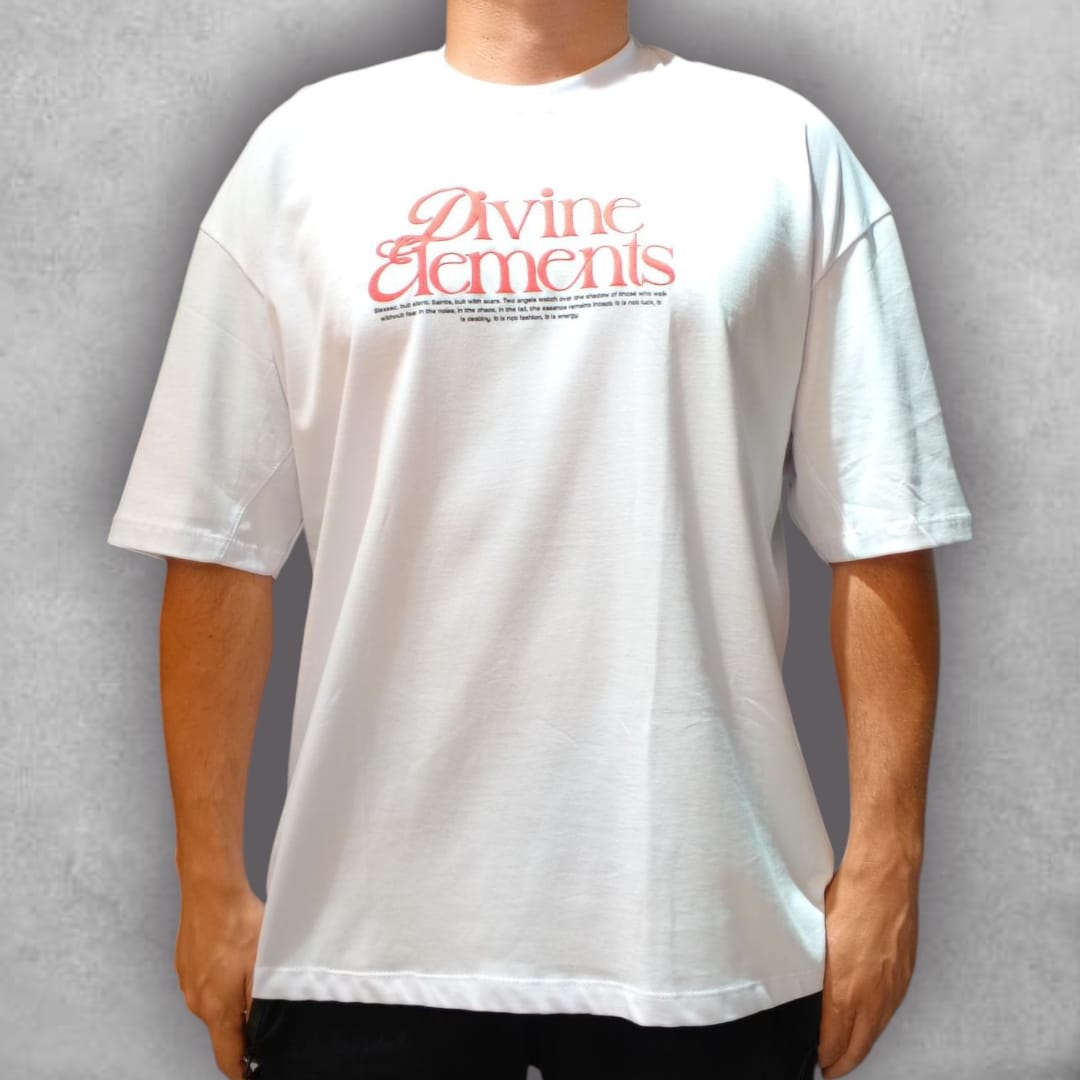 La Camiseta Oversize Stark Divine Elements eleva lo básico con un diseño lleno de personalidad. Su ilustración detallada y su tipografía de impacto convierten esta pieza en un statement de estilo para quienes buscan una prenda única que refleje carácter y originalidad.