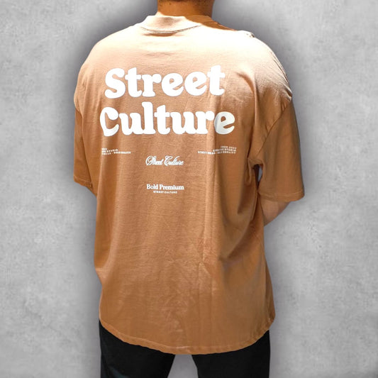 Diseñada para los amantes de la moda urbana, la Camiseta Oversize Stark Street Culture combina simplicidad y carácter en una sola prenda. Su mensaje directo y su silueta oversize la hacen perfecta para marcar tendencia con un outfit cómodo, versátil y lleno de actitud.